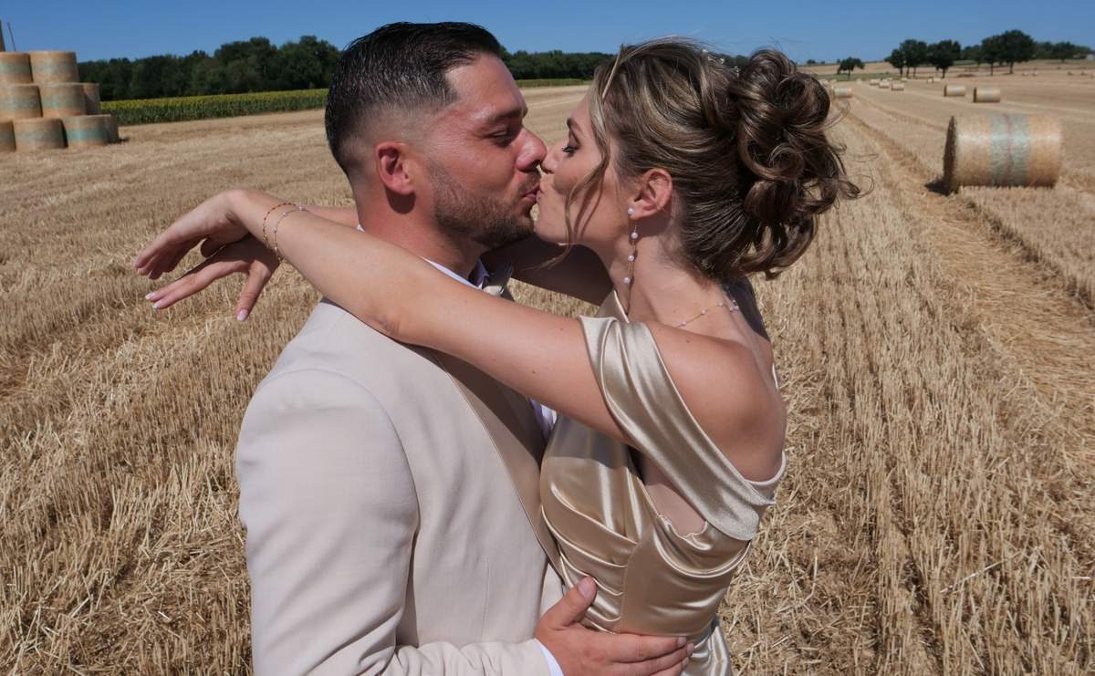 Couple de mariés enlacé dans un champ, photographié par Grégory CROS à Lyon